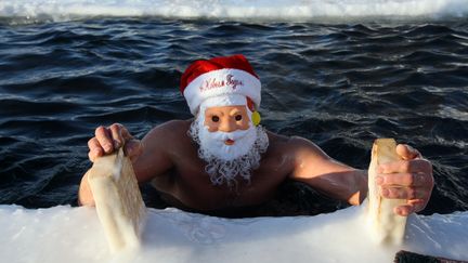 Un participant &agrave; la course annuelle du lac de Blyudtse, &agrave;&nbsp;Novosibirsk (Russie), le 25 d&eacute;cembre 2011. (ALEXANDR KRYAZHEV / AFP)