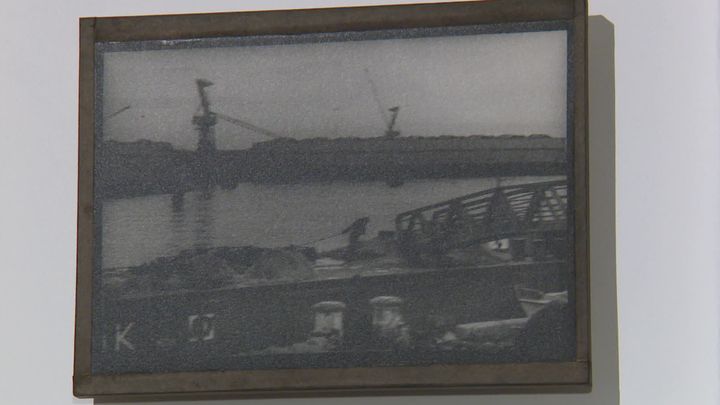 Un travailleur sur les quais du Havre, le corps tendu sous le poids de la chaîne qu'il tire. (Noémi Pujol / France 3 Normandie)