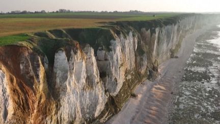 Les falaises d'Étretat&nbsp;reculent de 20 centimètres, en moyenne, par an. Un phénomène inquiétant et aggravé par le réchauffement climatique. (FRANCEINFO)