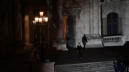 Emmanuel Macron marche dans la cour du Louvre après l'annonce de sa victoire à l'élection présidentielle, le 7 mai 2017. (PHILIPPE LOPEZ / AP / SIPA)