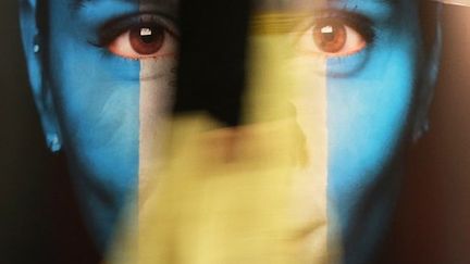 Ici, une femme passe devant le stand du cinéma argentin
 (LOIC VENANCE / AFP)