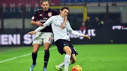 L’attaquant du Milan Alessio Cerci (à gauche) à la lutte avec Marten de Roon, le milieu de l’Atalanta Bergame.  (GIUSEPPE CACACE / AFP)