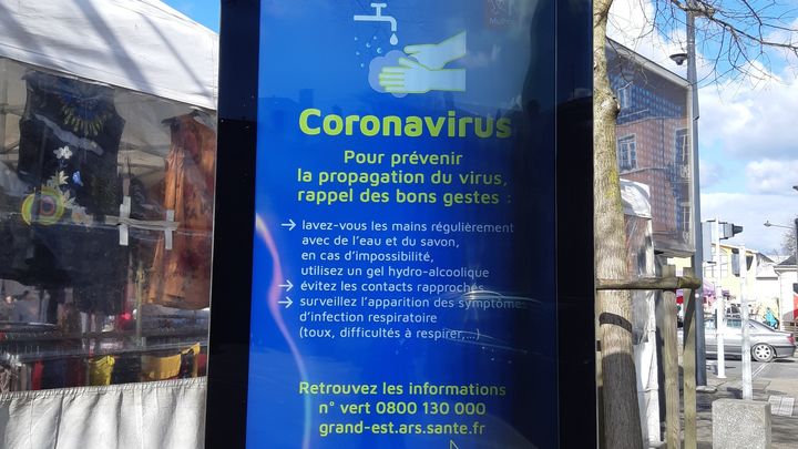 Un panneau d'information sur le coronavirus dans la ville de Mulhouse, dans le Haut-Rhin.&nbsp; (JÉRÔME JADOT / RADIO FRANCE)