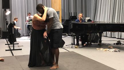 La danceuse étoile Marie-Agnès Gillot et le boxeur Souleymane Cissokho se retrouvent sur la scène de la Seine Musicale pour un spectacle mis en musique par Arthur H.&nbsp; (EMMA SARANGO / RADIO FRANCE)