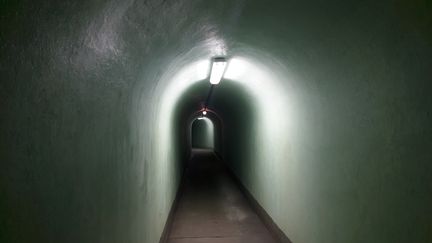 Le couloir d'entrée du bunker en Slovénie. (ELISE DELEVE / RADIO FRANCE)