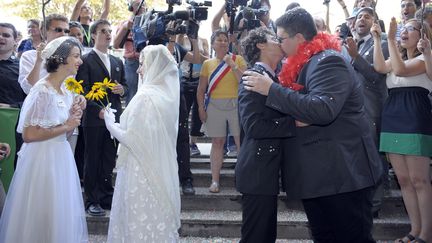 Deux couples d'homosexuels participent &agrave; un mariage mis en sc&egrave;ne par le parti&nbsp;Europe Ecologie-Les Verts, le 19 ao&ucirc;t 2011 &agrave; Clermont-Ferrand (Puy-de-D&ocirc;me). (BERTRAND GUAY / AFP)