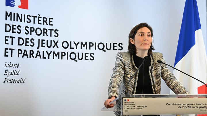 La ministre des Sports Amélie Oudéa-Castéra lors d'une conférence de presse, le 15 février 2023. (ALAIN JOCARD / AFP)