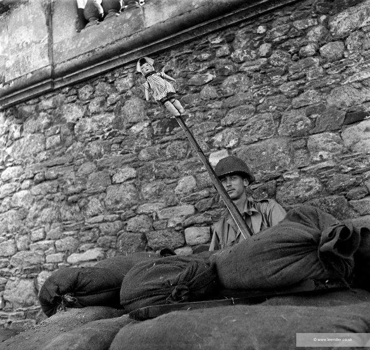 Position de mitrailleuse sur un quai de Saint-Malo, août 1944. (ARCHIVES LEE MILLER ROYAUME-UNI 2024)