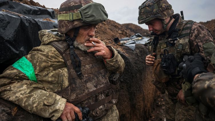 Des soldats ukrainiens se tiennent dans une tranchée près de Bakhmout, dans l'est du pays, le 13 avril 2023. (ANATOLII STEPANOV / AFP)