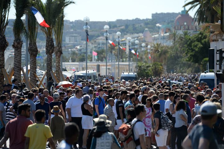 Des milliers de personnes, à pieds, sont venues, samedi 16 juillet sur la promenade des anglais à Nice (Alpes-Maritimes), pour rendre&nbsp;hommage aux victimes de la tuerie.&nbsp; (ANDREAS GEBERT / DPA / AFP)