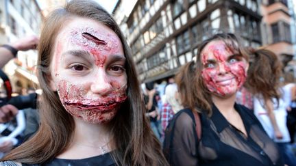 Des jeunes filles participent &agrave; la marche de zombies organis&eacute;e &agrave; Strasbourg (Bas-Rhin), le 15 septembre 2012. (PATRICK HERTZOG / AFP)