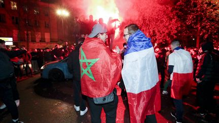 Des supporters portant les drapeaux du Maroc et de la France célèbrent la qualification des deux équipes pour les demi-finales de la Coupe du monde, le 10 décembre 2022 à Valenciennes (Nord). (MAXPPP)