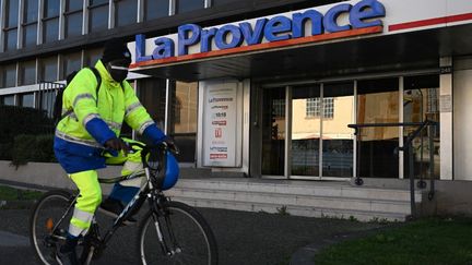 In front of the headquarters of the regional daily La Provence, in Marseille, in 2022. (CHRISTOPHE SIMON / AFP)