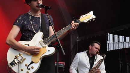 Rouge à lèvre et collier de perles : Ezra Furman assume son look androgyne sans complexe. Plein d'humour et de sincérité, son rock a secoué les festivaliers en cette fin d'après-midi dominicale.
 (Olivier Flandin / FTV)