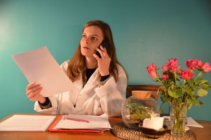 La comédienne Marie Laurencilla lors d'une consultation poétique par téléphone pendant le confinement (Théâtre de la Ville)