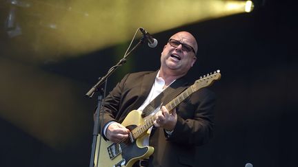 Entre quelques riffs assurés, les cinquantenaires américains ont évidemment joué les classiques "Here Comes Your Man" et "Where Is My Mind", repris à l'unisson par le public. Retrouvez le concert des Pixies sur le Live de Culturebox.
 (SADAKA EDMOND / SIPA)