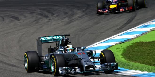 Lewis Hamilton pied au plancher