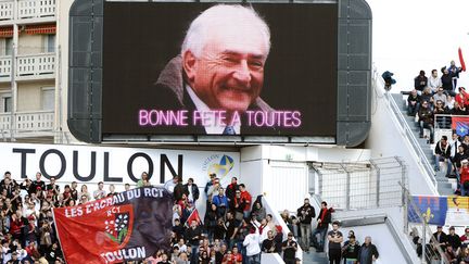 Un &eacute;cran g&eacute;ant du stade de Toulon&nbsp;(Var) montre une photo de l'ancien directeur du FMI, Dominique Strauss-Kahn, lors du match opposant le Rugby Club Toulonnais au Biarritz Olympique, le 9 mars 2013. (GERARD JULIEN / AFP)