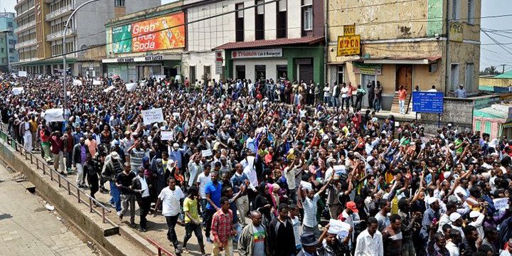 Plusieurs milliers d'opposants éthiopiens manifestent à Gondar dans le Nord du pays le 2 Juin 2013 brandissant des photos de journalistes et d'hommes politiques détenus. (STRINGER / AFP)