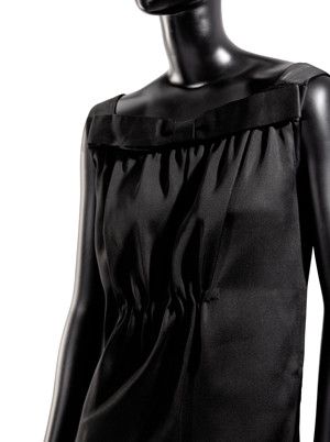 Givenchy - Automne / Hiver 1956 : robe de petit dîner, en satin, estimée entre 1 500 et 2 000 euros.
 (Sotheby&#039;s / Art digital studio)