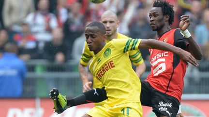 Chaker Alhadhur (Nantes) face à Jonathan Pitroipa (Rennes) (DAMIEN MEYER / AFP)