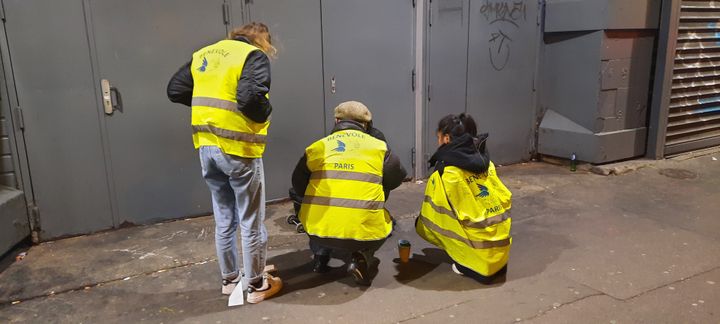 Volunteers from Secours Populaire during a marauding, Sunday January 7, in Paris.  (FARIDA NOUAR / RADIOFRANCE)