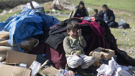 Un enfant au milieu de débris et de déchets en Turquie, une semaine après le tremblement de terre, le 14 février 2023. (BORIS ROESSLER / DPA)