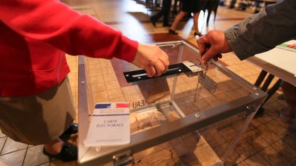 Dans un bureau de vote pour les &eacute;lections europ&eacute;ennes le 25 mai 2014 &agrave; Lille (Nord).&nbsp; (THIERRY THOREL / AFP)