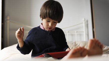 Mieux vaut s&eacute;curiser ses achats et instaurer un contr&ocirc;le parental sur sa tablette, recommande Apple. (GETTY IMAGES)