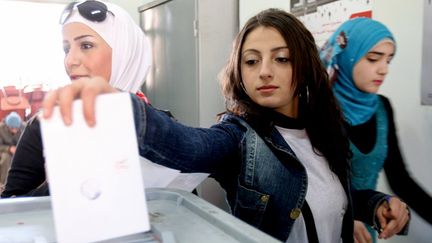 Des Syriennes dans un bureau de vote de Damas, capitale de la Syrie, le 26 f&eacute;vrier 2012. (LOUAI BESHARA / AFP)