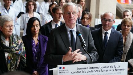 Michel Barnier à la Maison des femmes de l'AP-HP à Paris pour faire des annonces à l'occasion de la journée internationale d'élimination de la violence envers les femmes. (DIMITAR DILKOFF / POOL)