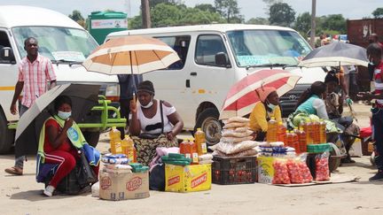 Le variant Omicron du Covid a fait son apparition au Zimbabwe qui assiste à une flambée des contaminations. (NYASHA HANDIB / ANADOLU AGENCY)