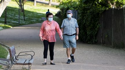 Un couple se promène dans un parc, à Madrid (Espagne), samedi 2 mai 2020.&nbsp; (OSCAR GONZALEZ / NURPHOTO / AFP)