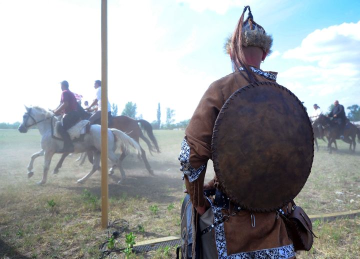 Cavaliers hongrois et étrangers au rasssemblement culturel de KURULTAJ
 (Attila Kibenedek/AFP)