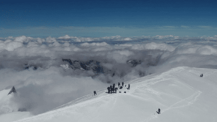 Des scientifiques ont effectué une expédition sur le mont Blanc afin de le mesurer. Ils ont annoncé leurs résultats, jeudi 5 octobre. Le mont Blanc a diminué de 2,22 mètres en deux ans, mais le réchauffement climatique ne serait pas à l'origine de cette baisse. (France 2)