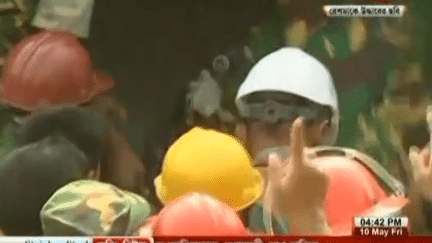 La femme, pr&eacute;nomm&eacute;e Reshmi, a &eacute;t&eacute; localis&eacute;e gr&acirc;ce &agrave; ses appels lanc&eacute;s sous les gravats du Rana Plaza, &agrave; Savar (Bangladesh),&nbsp;vendredi 10 mai 2013.&nbsp; (REUTERS / FRANCETV INFO)