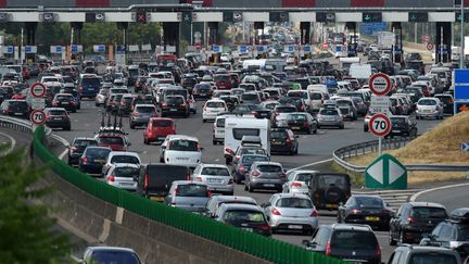 Des voitures coincées dans un embouteillage au péage de Villefranche-sur-Saône (Rhône), le 18 juillet 2015. (PHILIPPE DESMAZES / AFP)