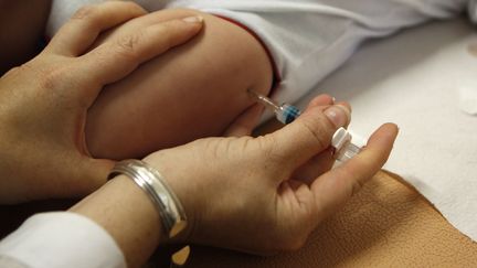 Un bébé se fait vacciner dans une clinique pédiatrique de Solingen (Allemagne), le 4 septembre 2012. (INA FASSBENDER / REUTERS)