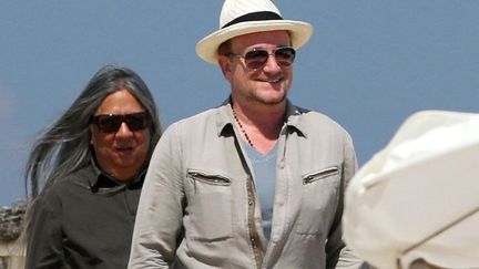 Ouf ! La saison &agrave; Saint-Tropez&nbsp;(Var) est sauv&eacute;e. Le chanteur de U2 Bono a fait son apparition au c&eacute;l&egrave;bre Club 55. Mais ce n'est pas "l'Indien" des Black Eyed Peas qui l'accompagnait... (GASP / MAXPPP)