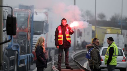 Un chauffeur routier gr&eacute;viste sur l'autoroute A84, &agrave; proximit&eacute; de Caen (Calvados), lundi 16 mars. (CHARLY TRIBALLEAU / AFP)