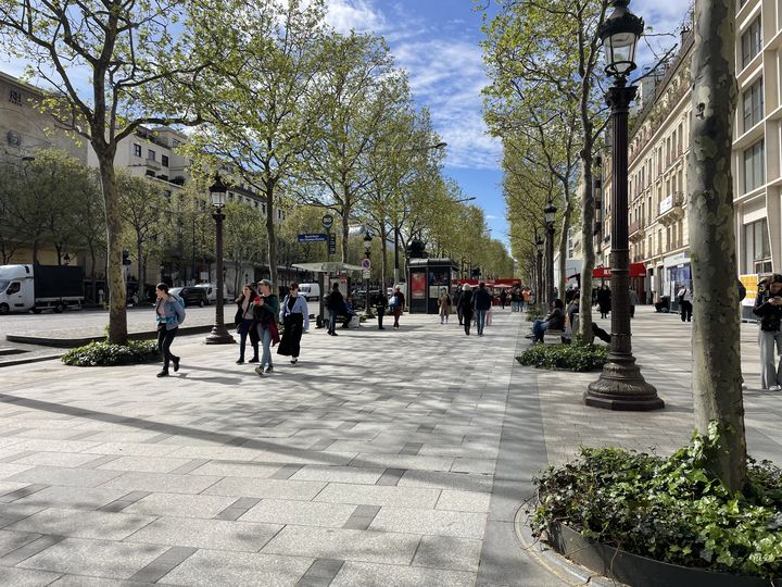 L'avenue des Champs-Elysées, à Paris, le 10 avril 2024. (FRANCEINFO)