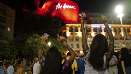 Le concert polémique de The Avener a réuni samedi 11 juillet plusieurs milliers de personnes sur le quai des Etats-Unis, au pied de la Tour Bellanda à Nice. (YANN COATSALIOU / AFP)