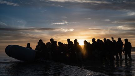 Des migrants embarquent pour tenter de traverser la Manche depuis Dunkerque, le 12 mars 2022. (SAMEER AL-DOUMY / AFP)