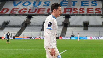 Florian Thauvin devant une banderole déposée par les supporters au Vélodrome pour le match OM-Lens, mercredi 20 janvier 2021. (NICOLAS TUCAT / AFP)