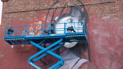 L'artiste Martin Ron à à l'œuvre sur la Tobacco Factory arts venue
 ( LNP/REX Shutterstock/SIPA)