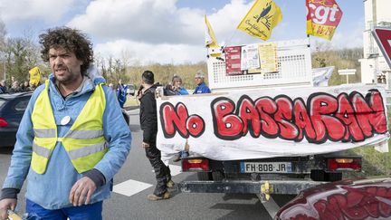 Julien Le Guet, porte-parole du collectif Bassines Non merci !, le 24 mars 2023 lors d'une manifestation contre la "méga-bassine" de Sainte-Soline (Deux-Sèvres). (JEAN-FRANCOIS FORT / HANS LUCAS)