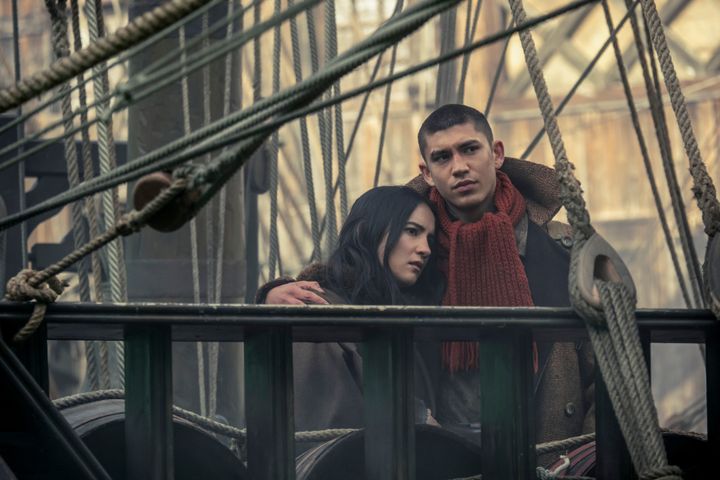 Jessie Mei Li (Alina Starkov) et Archie Renaux (Malyen "Mal" Oretsev). (ATTILA SZVACSEK/NETFLIX / SAB_AS_020720_0193)