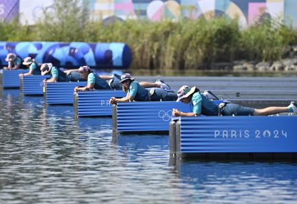 Les volontaires allongés, après le départ des rameurs, le 30 juillet 2024 à Vaires-sur-Marne, lors des Jeux olympiques de Paris 2024. (GROSCLAUDE ALAIN / AFP)