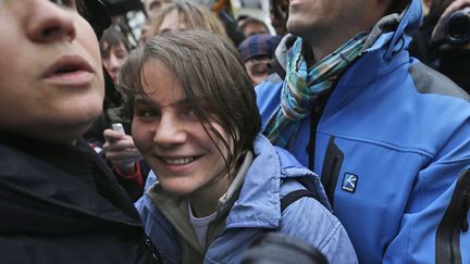 La membre du groupe f&eacute;ministe Pussy Riot, Ekaterina Samoutsevitch, &agrave; sa sortie du tribunal de Moscou (Russie) apr&egrave;s avoir vu sa condamnation &agrave; deux ans de camp transform&eacute;e en peine avec sursis en appel, le 10 octobre 2012. (SERGEY PONOMAREV / AP / SIPA)