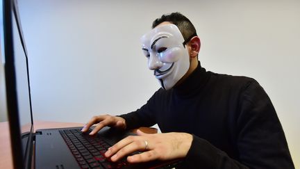 &nbsp; (Les deux hommes, appartenant à la mouvance Anonymous, ont été mis en examen. Ils devront s'expliquer devant le tribunal correctionnel de Nancy le 9 juin © MaxPPP)